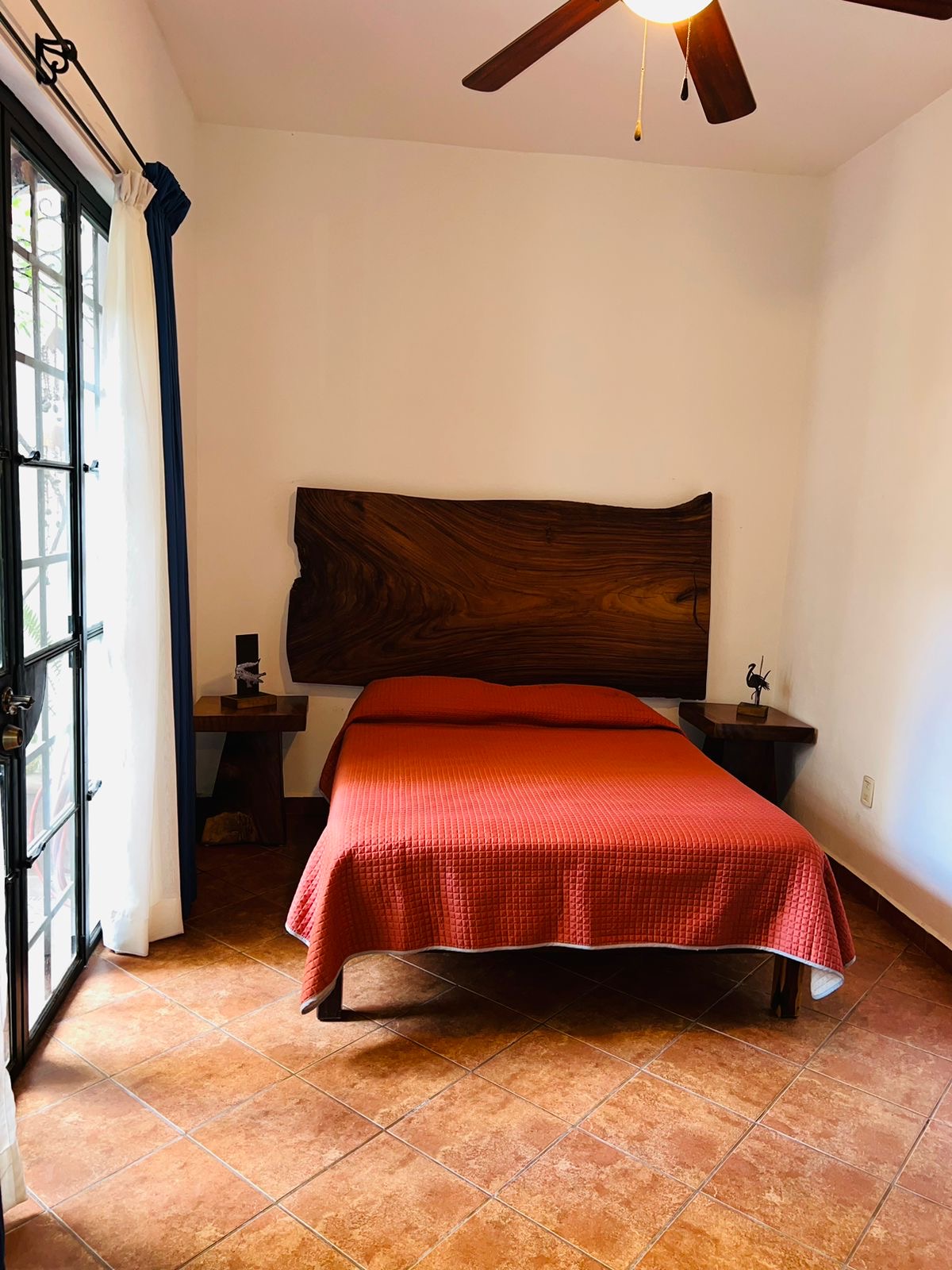 Apt 2 Bedroom 2 pic 2